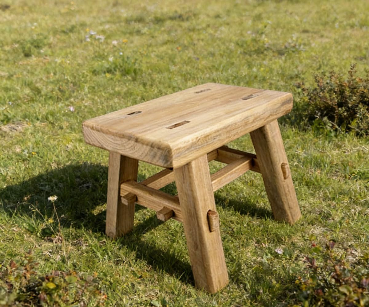 The solid wood footstool uses a mortise and tenon structure, making it a living room shoe bench. It is simple, convenient, and comfortable, and also suitable for camping. It is sturdy and durable