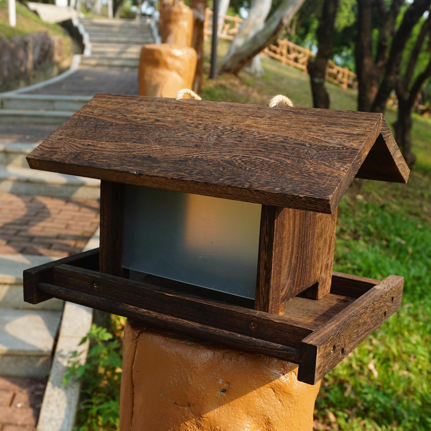 Zeqeey Hanging Wooden Bird Feeder Outdoor Large Capacity Wood Birdfeeder with Surface Treatment for Feeding Outside Garden Wild Birds Finches Robin Sparrow Blue Jay Chickadees
