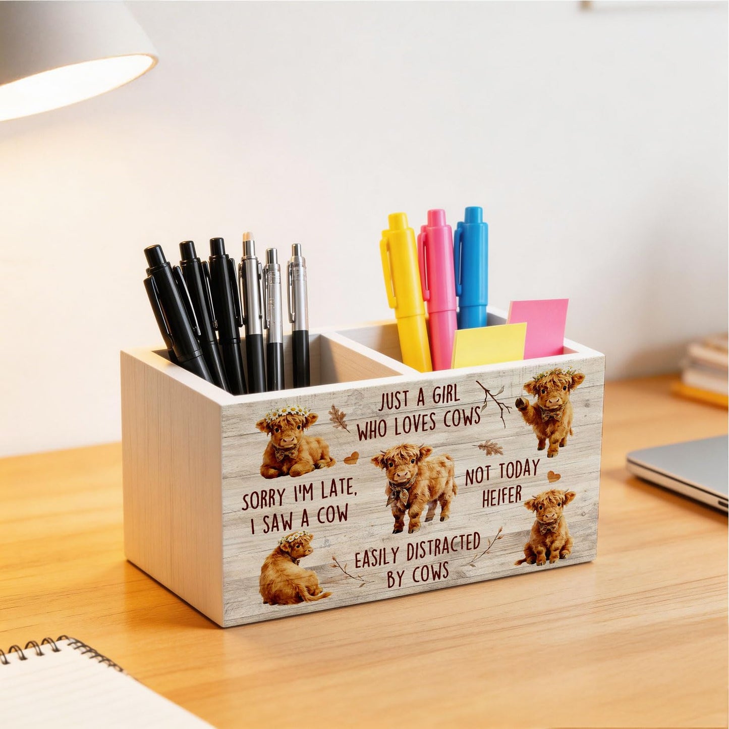 HYKDFMNCJ Rustic Highland Cow Pen Holder for Desk, Gifts for Highland Cow Lovers Wooden Box Sign Desk Decor for Girls Room Home Office Decoration, Farmhouse Heifer Pencil Organizer