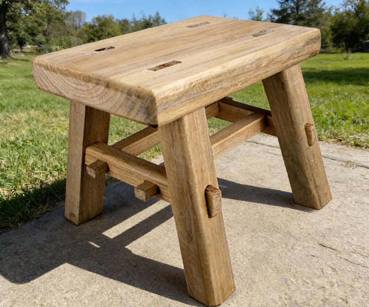 The solid wood footstool uses a mortise and tenon structure, making it a living room shoe bench. It is simple, convenient, and comfortable, and also suitable for camping. It is sturdy and durable
