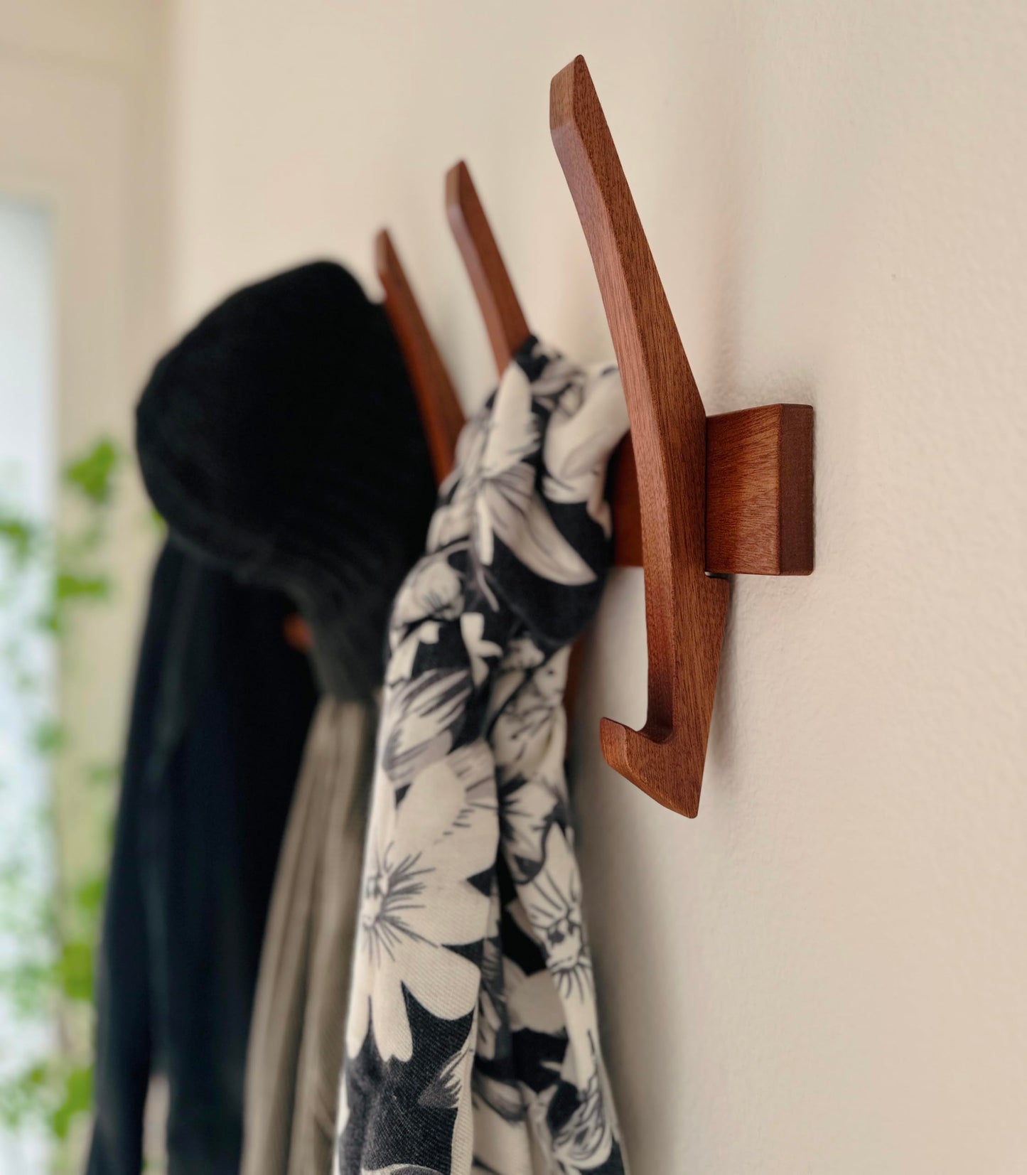 Flynt Ave. Wooden Wall Hook Rack with 5 Hooks, Solid Sapele Wood Coat Rack, Mid-Century Modern Wall Mounted Entryway Organizer, Heavy-Duty 22 lb Capacity