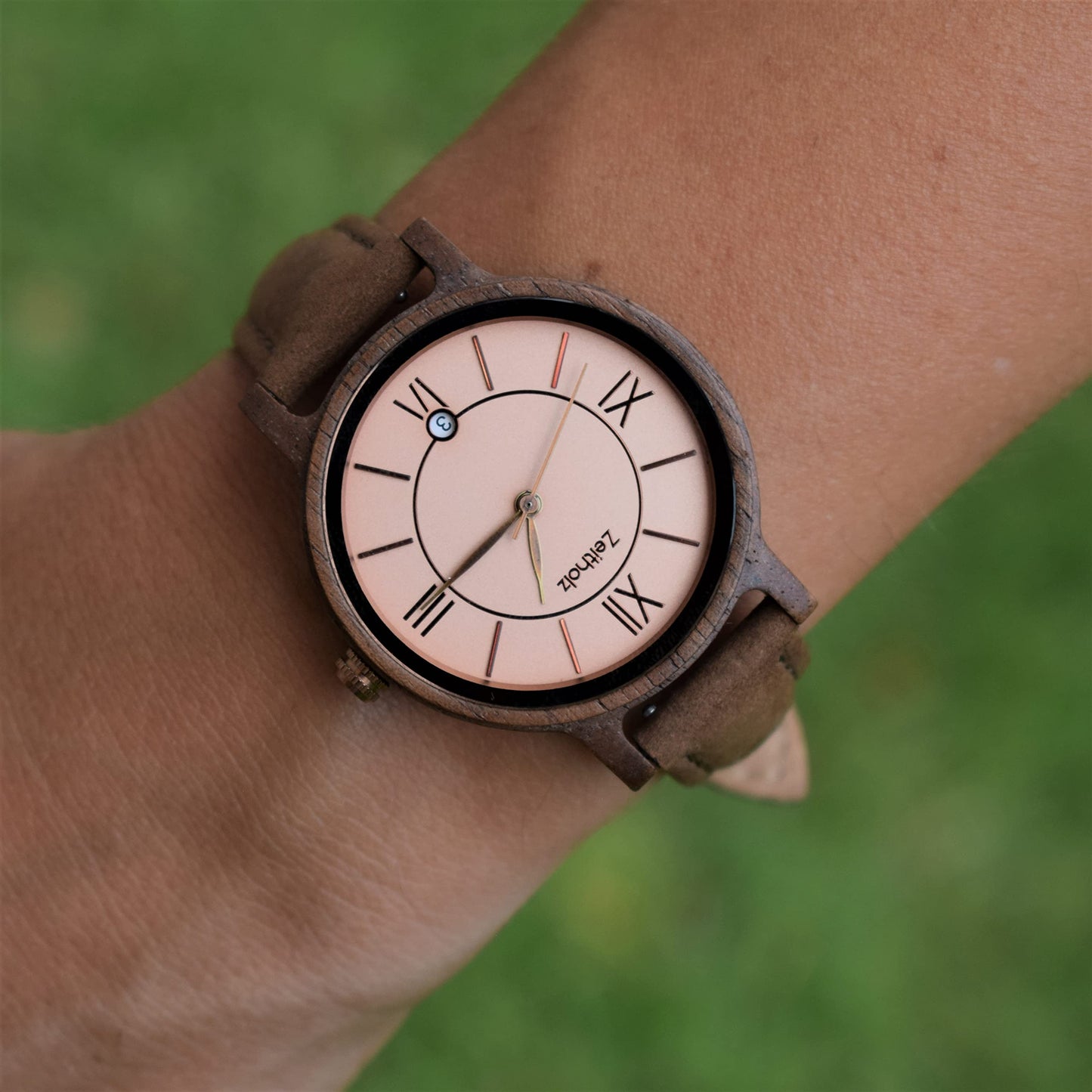 Zeitholz Wooden Watch Women, Wooden Watch, Gifts, Analog Watch, Date, New Rosenbach Collection 36mm, Natural Wood, Japanese Quartz Movement, Leather Strap. (Brown)