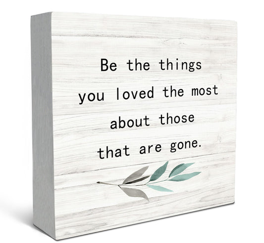 SRADMO Be the Things You Loved the Most About Those That are Gone Wood Box Sign Desk Decor, Rustic Bereavement Memorial Wooden Block Box Sign Decoration For Home Living Room Table Decor, 8x8 Inches