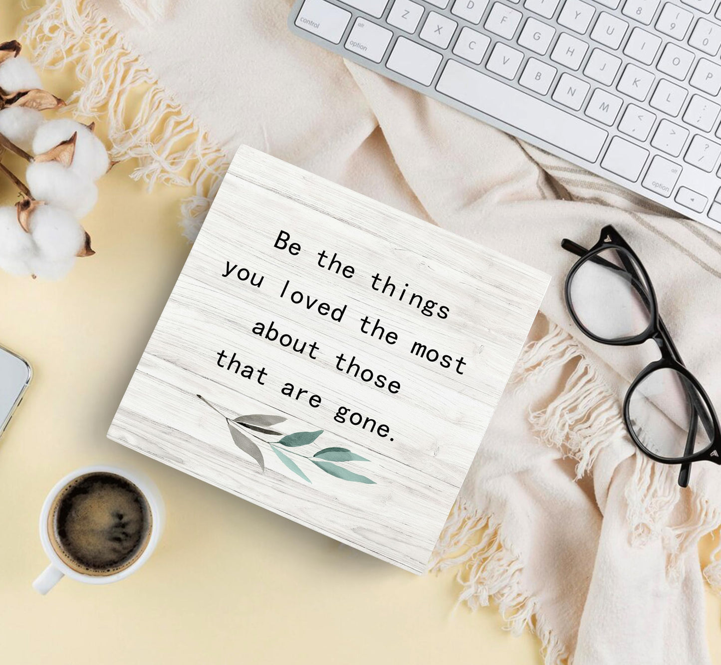 SRADMO Be the Things You Loved the Most About Those That are Gone Wood Box Sign Desk Decor, Rustic Bereavement Memorial Wooden Block Box Sign Decoration For Home Living Room Table Decor, 8x8 Inches