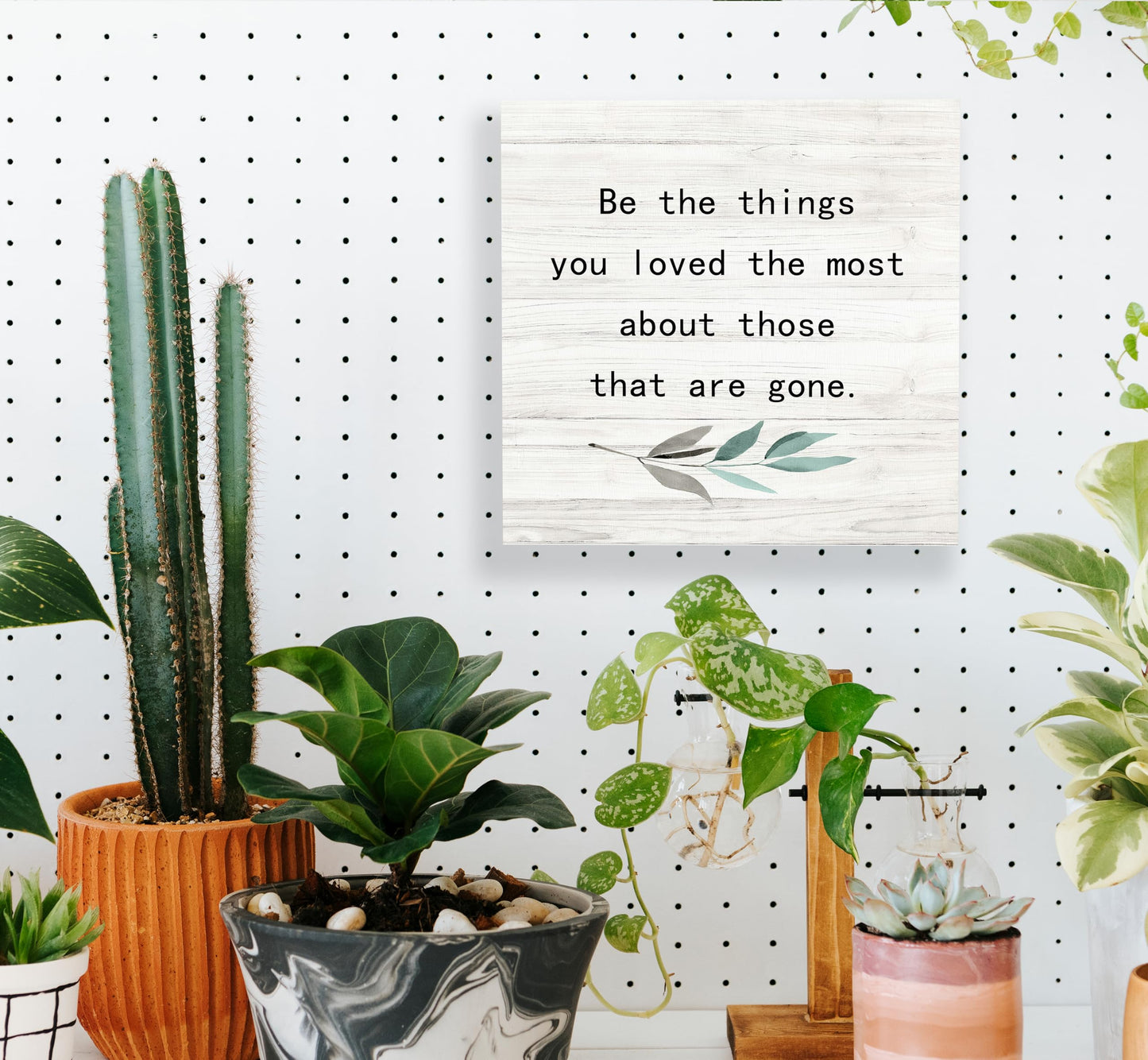 SRADMO Be the Things You Loved the Most About Those That are Gone Wood Box Sign Desk Decor, Rustic Bereavement Memorial Wooden Block Box Sign Decoration For Home Living Room Table Decor, 8x8 Inches