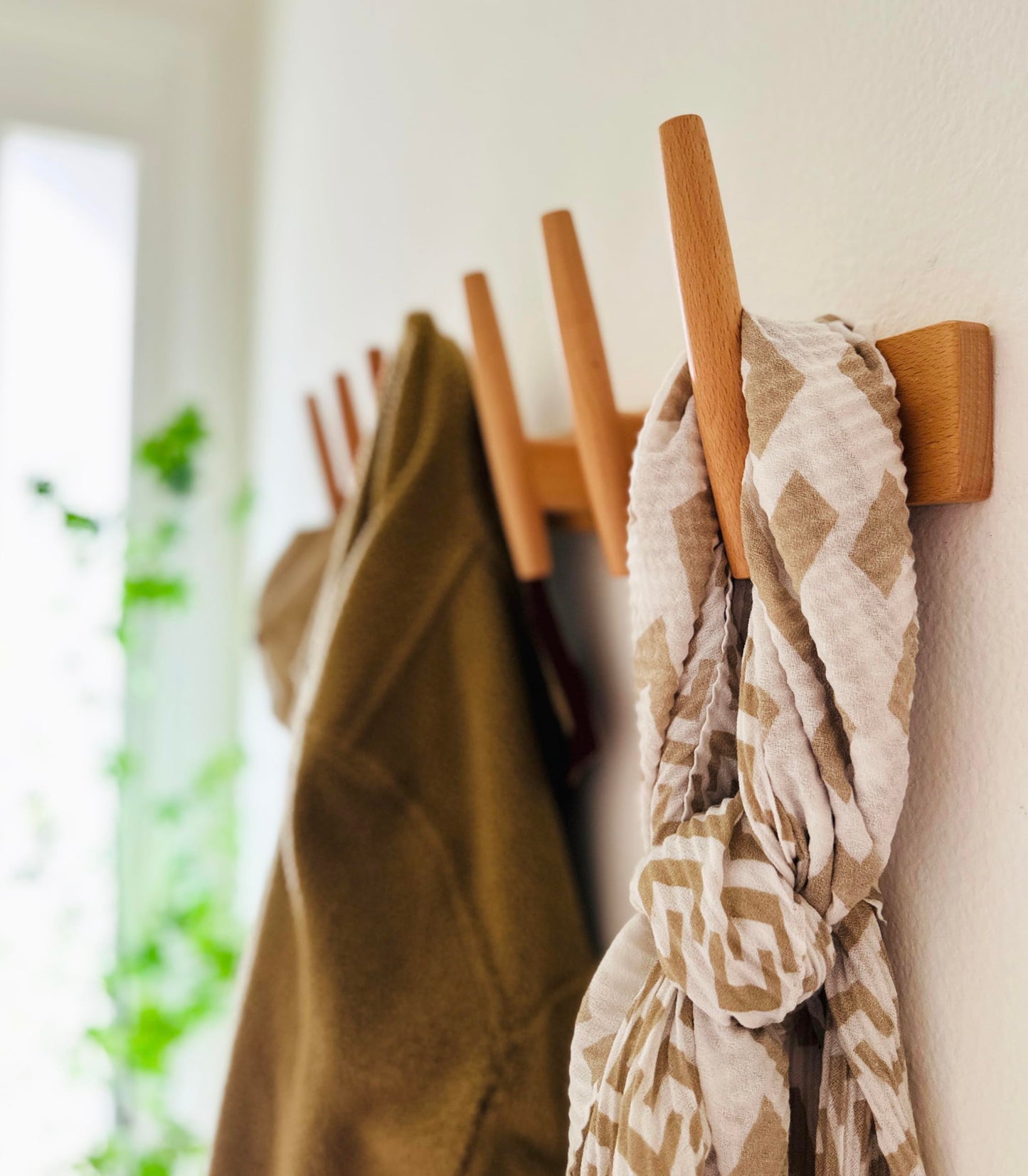 Flynt Ave. Wooden Wall Hook Rack with 7 Hooks, Solid Natural Wood Coat Rack, Mid-Century Modern Boho Wall Mounted Organizer, Heavy-Duty Entryway Storage, Heavy-Duty 22 lb Capacity