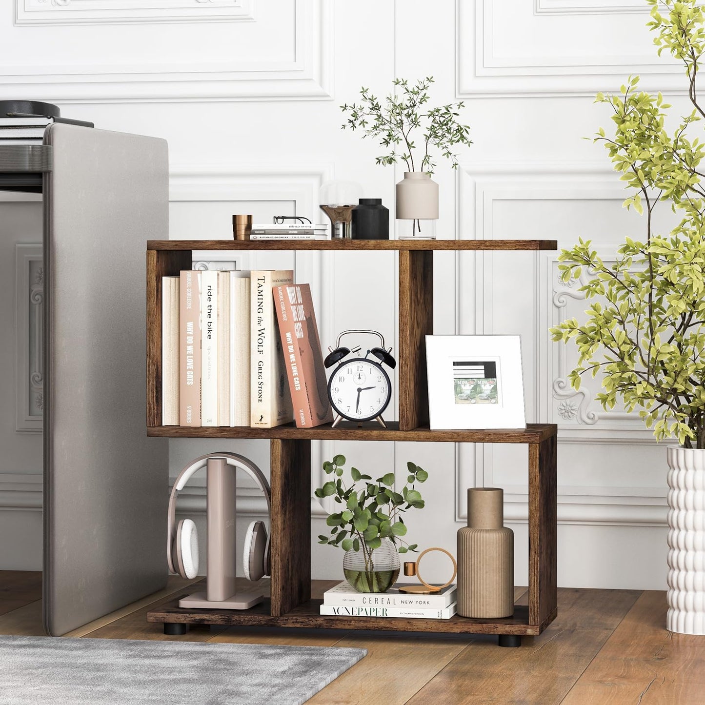 Giantex 3-Tier Geometric Bookshelf, 24" Tall Wood S-Shaped Display Shelves with Thick Foot Pads, Freestanding Open Shelves Nightstand, Floor Standing Display Shelf Bookcase, Brown