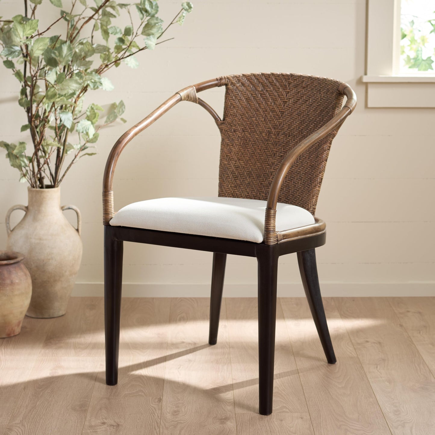 SAFAVIEH Home Collection – Kumi Brown Rattan Arm Chair with Ivory Seat Cushion, Coastal Modern Accent Seating, Fully Assembled (ACH4902A)