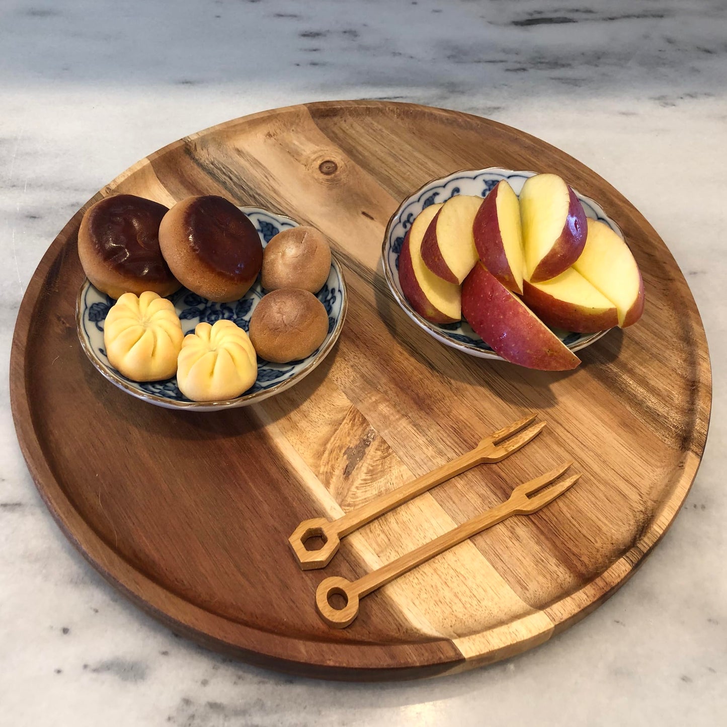 JB Home Collection, 12.5" Acacia Wood Round Serving Tray – Natural Wooden Platter for Charcuterie, Fruits, Snacks, Coffee, Tea – Rustic Food Board for Kitchen, Dining, Entertaining