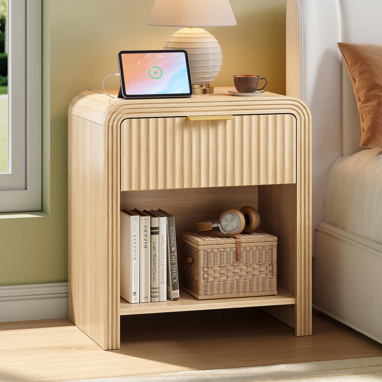 Decofy Fluted Nightstand with Charging Station, Modern Bedroom Side Table with Gold Handles, Curved Profile Design, End Table Wood Organizer for Bedroom, Open Shelf & 1 Drawers (1 Pack, Natural Oak)
