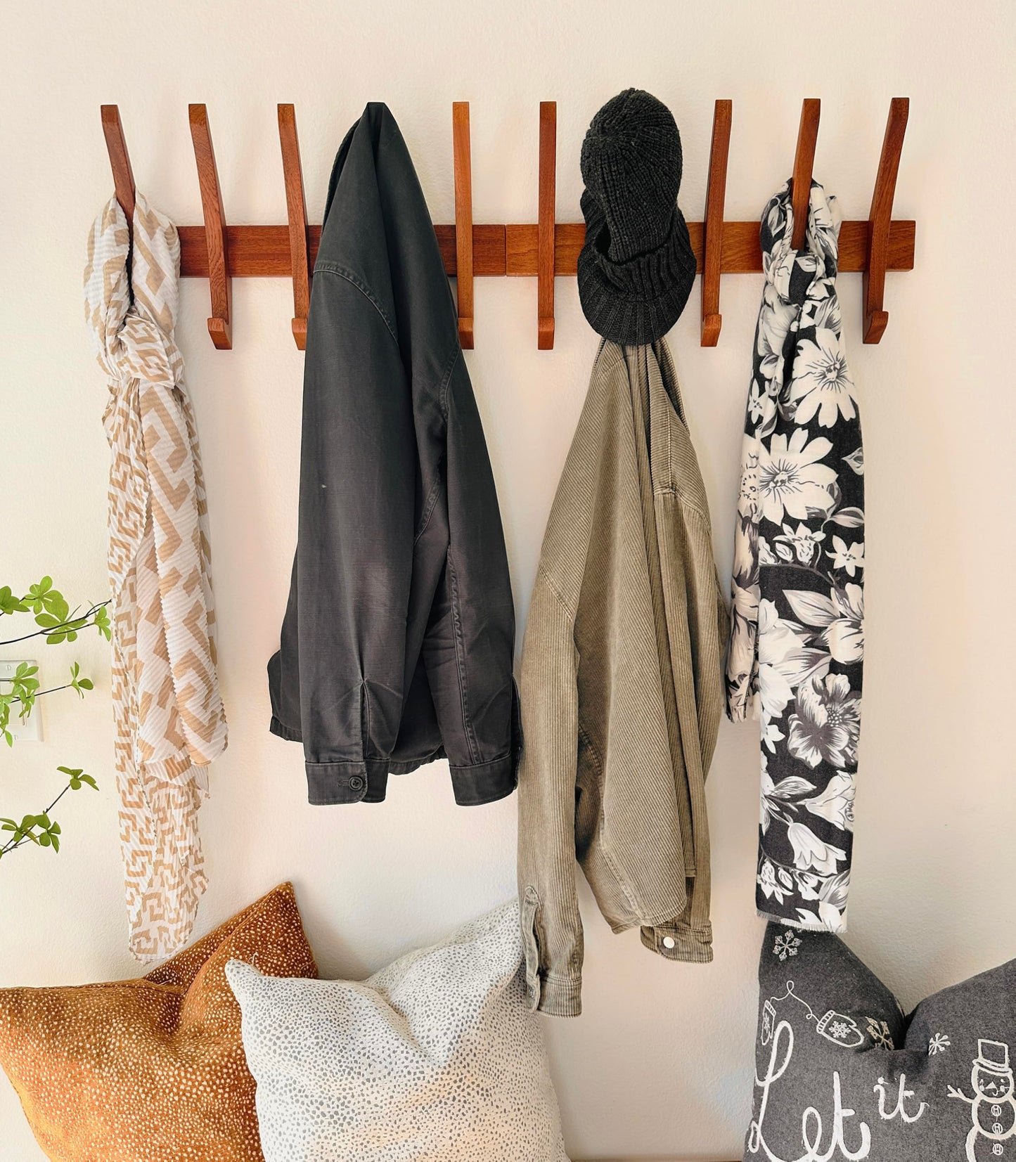 Flynt Ave. Wooden Wall Hook Rack with 5 Hooks, Solid Sapele Wood Coat Rack, Mid-Century Modern Wall Mounted Entryway Organizer, Heavy-Duty 22 lb Capacity