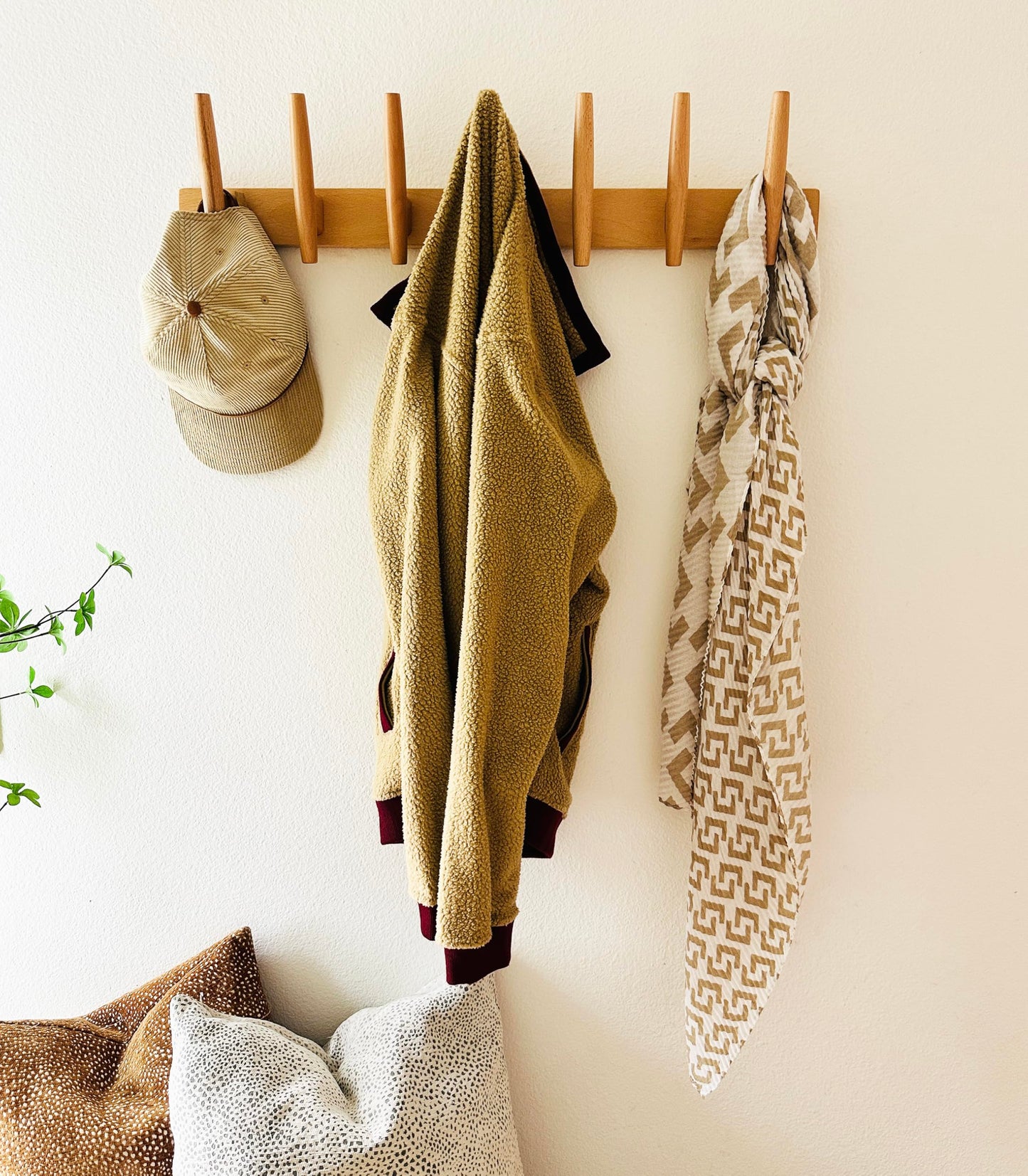 Flynt Ave. Wooden Wall Hook Rack with 7 Hooks, Solid Natural Wood Coat Rack, Mid-Century Modern Boho Wall Mounted Organizer, Heavy-Duty Entryway Storage, Heavy-Duty 22 lb Capacity